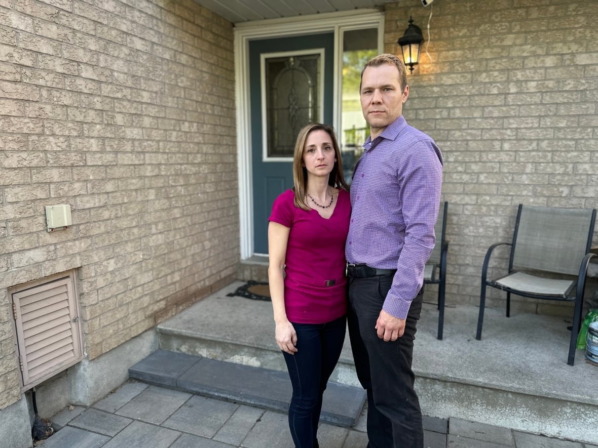 janie-and-taylor-bastien two people standing on steps