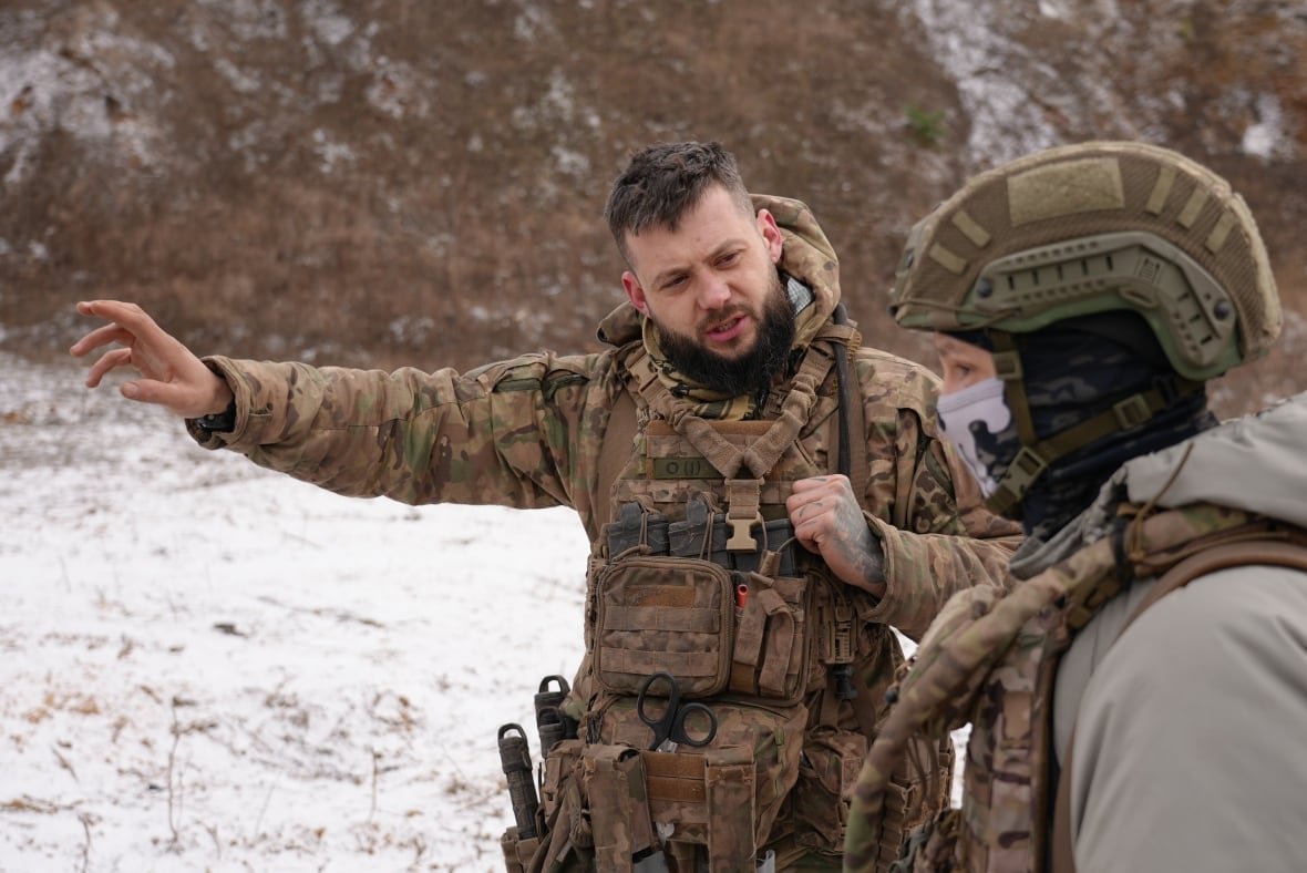 chapi-explains-exercise-to-yaryi One soldier explains a training exercise to another soldier