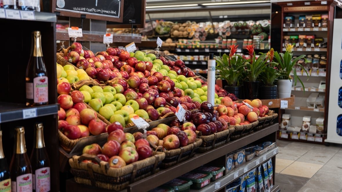 apples-grocery-store-groceries-fruit-gatineau-supply-chain-food A variety of apples at a grocery store.