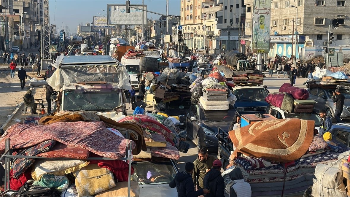 Masses of Palestinians in Khan Younis head north towards their homes in the northern part of the territory.    Israel is holding up their return because it says Hamas has violated the ceasefire agreement.