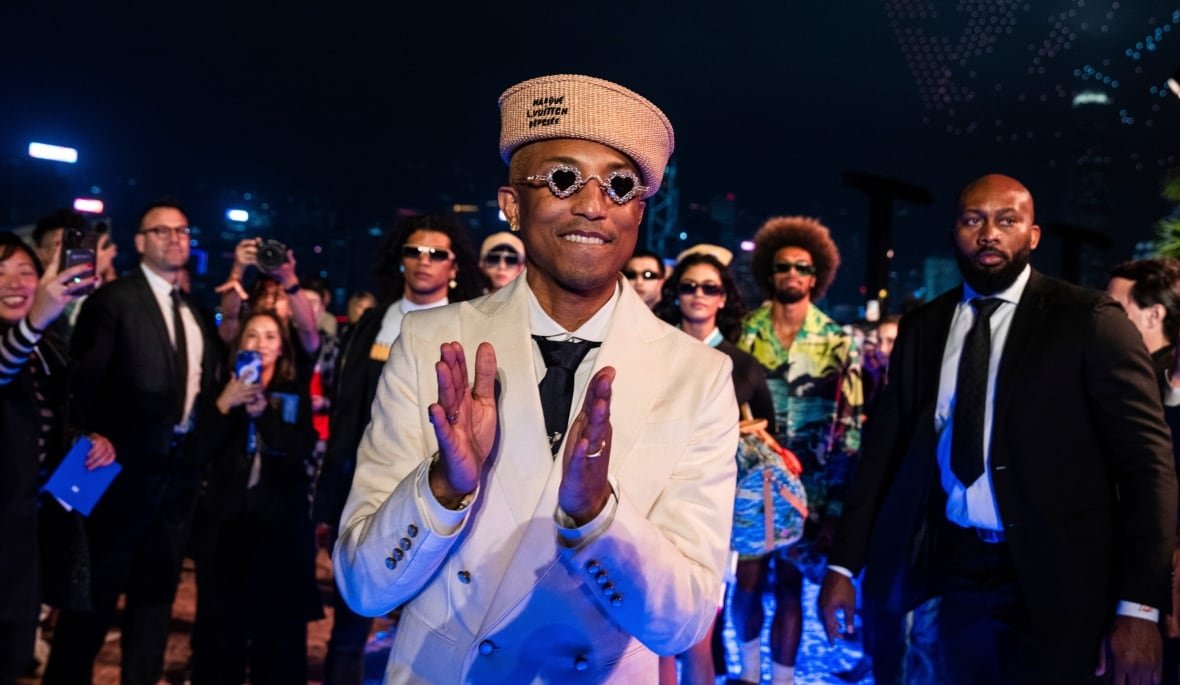 hong-kong-men-s-pre-fall-2024-louis-vuitton Man applauding in front a group of models