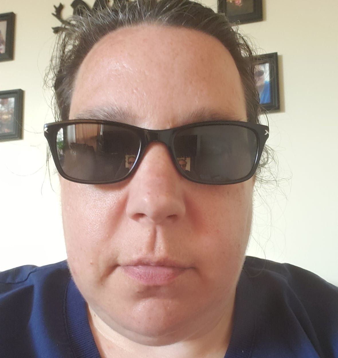 jessica-sunter-dark-glasses A woman wears dark glasses.