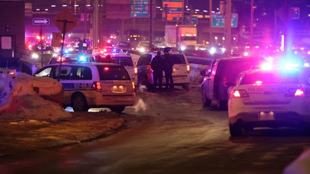 police-in-quebec-have-lost-4-guns-since-2020-critics-say-that-s-unacceptable-image-1 A police scene with flashing car lights.