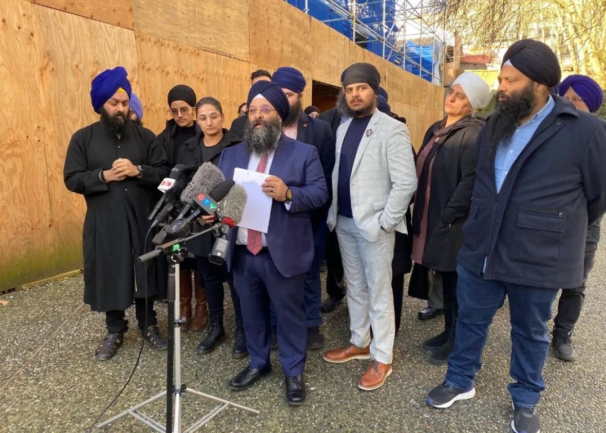 ripudaman-singh-malik Family members of Ripudaman Singh Malik stand outside court in New Westminster, B.C.