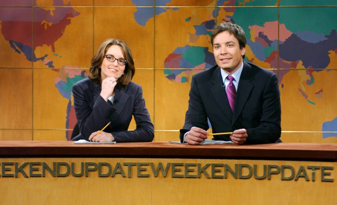 tina-fey-and-jimmy-fallon Tina Fey and Jimmy Fallon sitting next to each other.