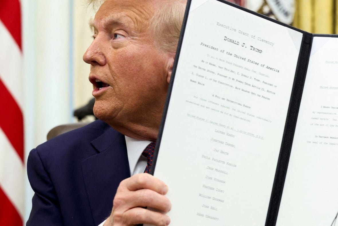 usa-trump-5 Trump holds up pardon papers