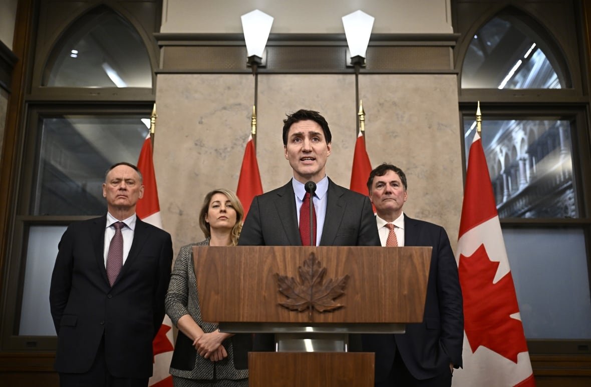 trudeau-tariffs Trudeau and ministers stand behind a podium