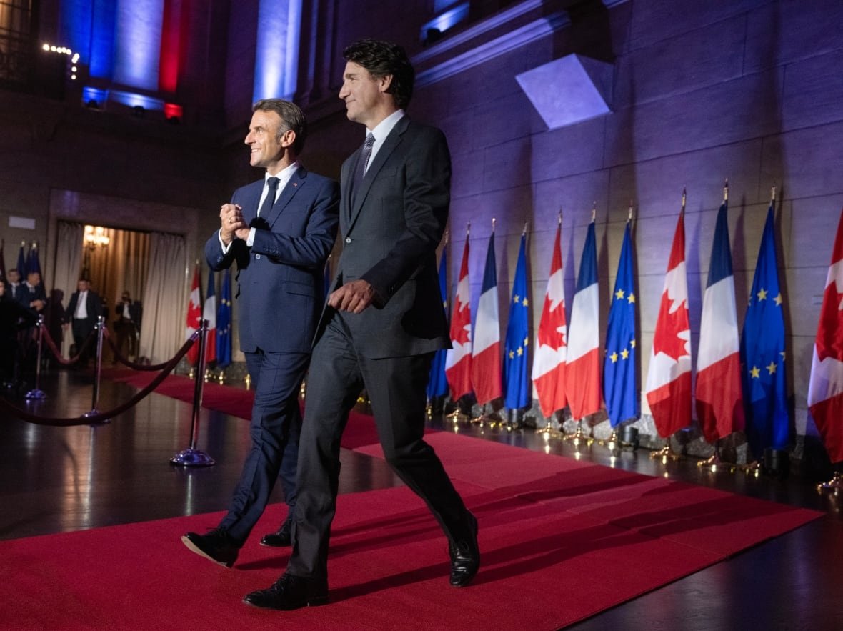 French President Emmanuel Macron, left, and Prime Minister Justin Trudeau take part in a reception on Thurs. Sept. 26, 2024 in Montreal.
