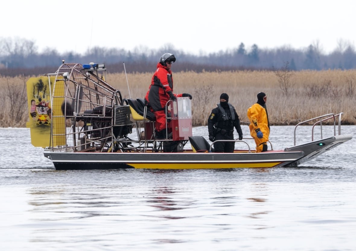 que-bodies-akwesasne-20230331 Searchers on a boat in the water.