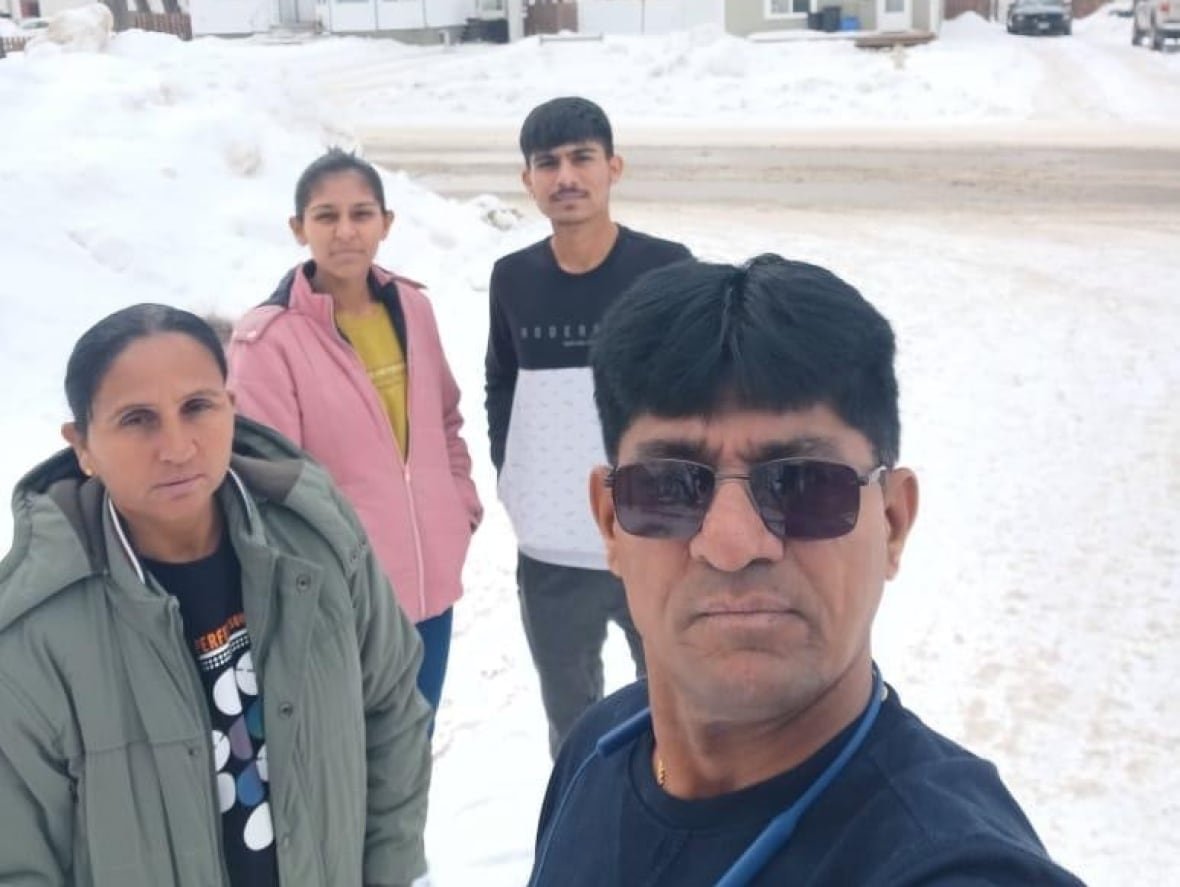 que-bodies-akwesasne-victims-20230407 A family of four take a selfie in the snow.