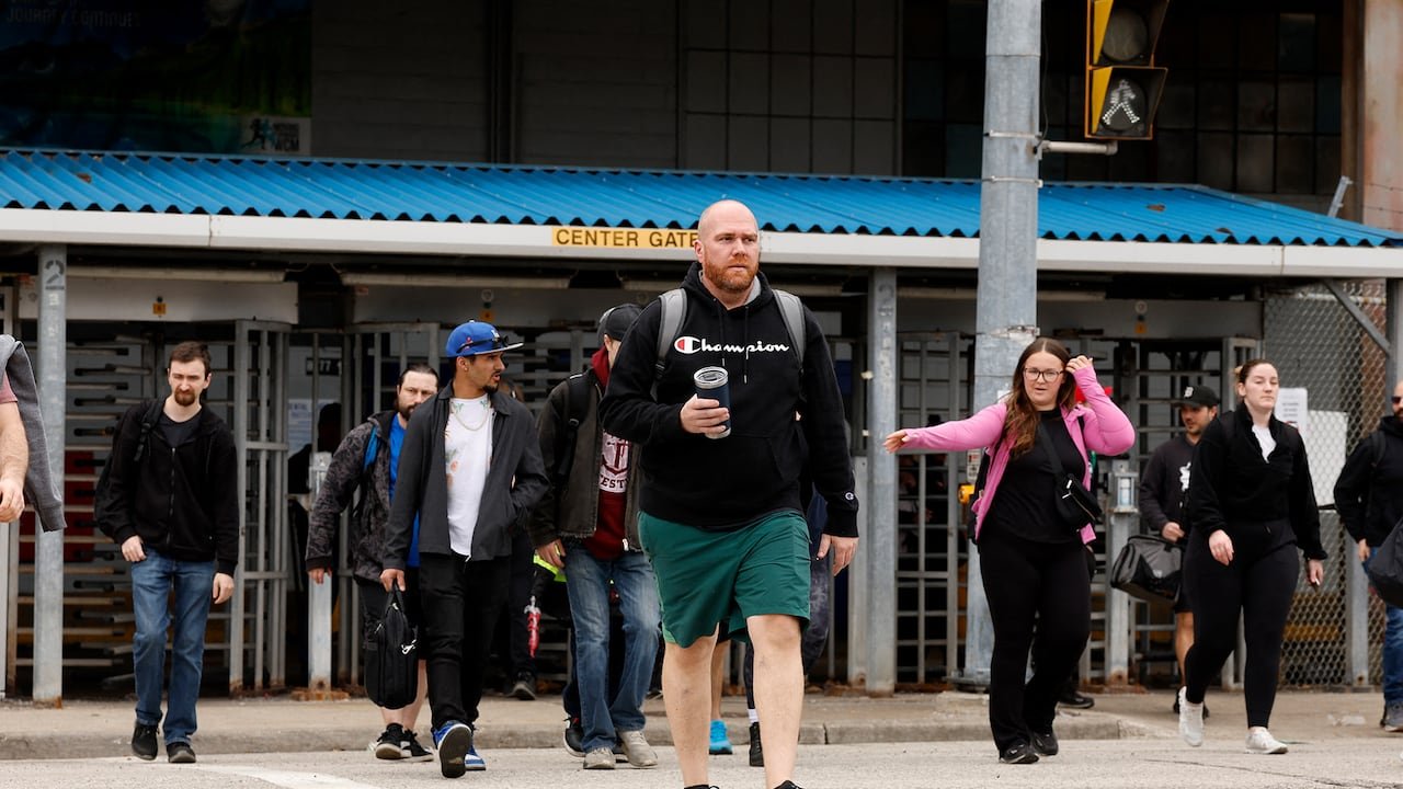 default-13 People leaving a building